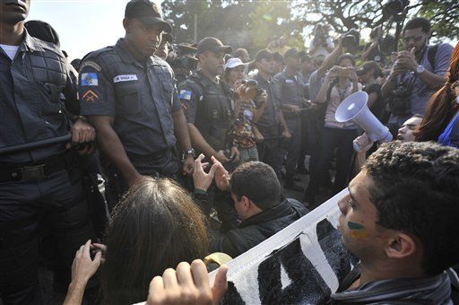 Brasil: Nuevo choque de policía con manifestantes