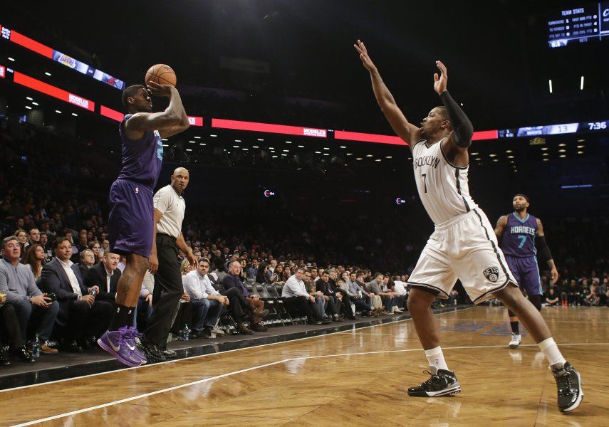 Hornets dominan a Nets en duelo crucial en el Este