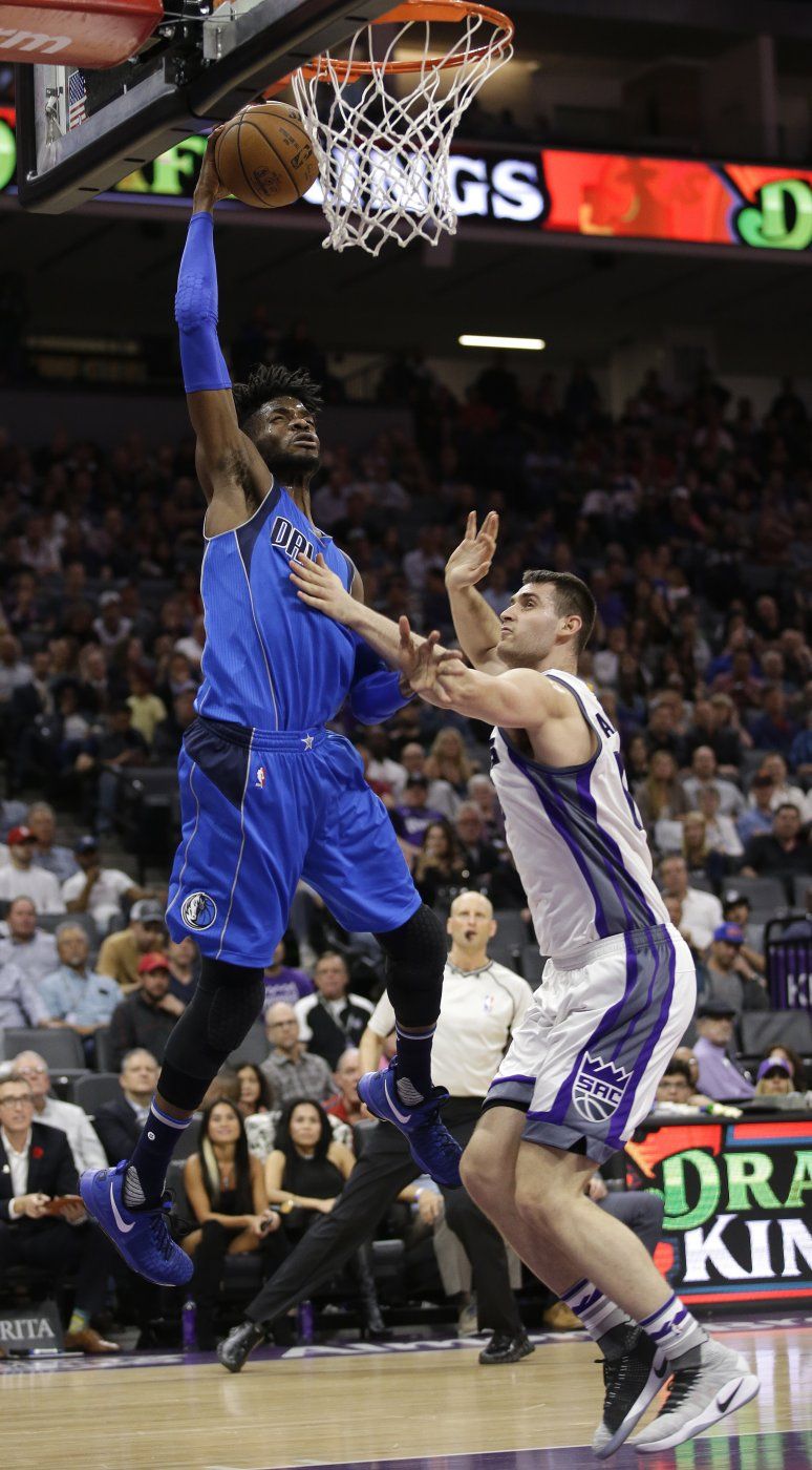 Kings ganan a Mavericks con gran segunda parte de McLemore