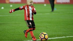 Niño enfermo de cáncer recibe premio al mejor gol de diciembre en Inglaterra