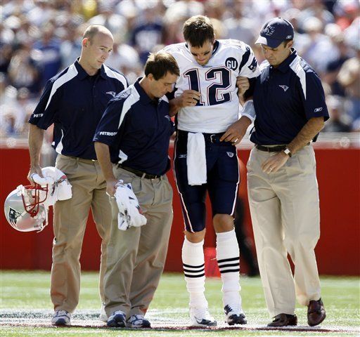Favre tiene buen debut con los Jets; Brady se lesiona