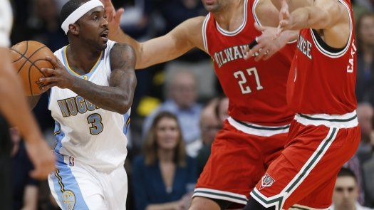 Tras despedir a entrenador, Nuggets vencen a Bucks