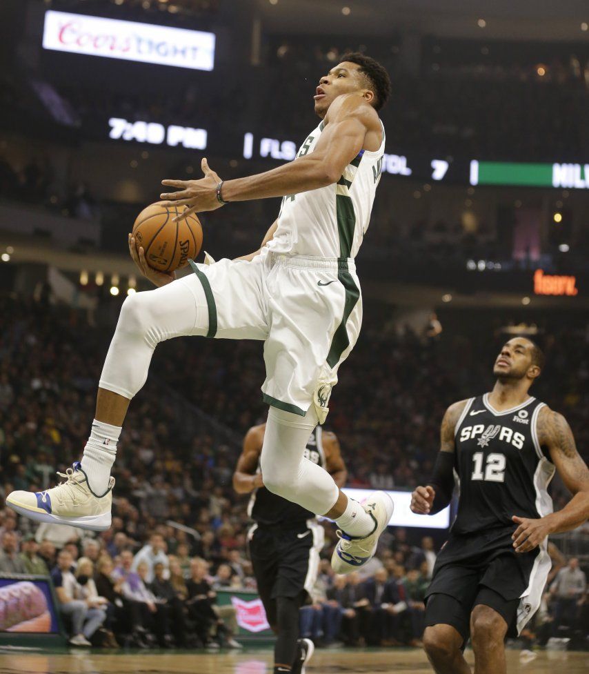 Antetokounmpo anota 34 en triunfo de Bucks sobre Spurs