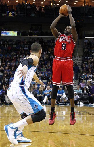 Deng guí­a a los Bulls a triunfo sobre Hornets