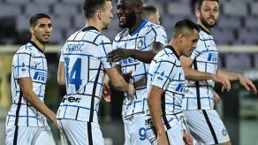 Inter lidera la Serie A tras imponerse a Fiorentina