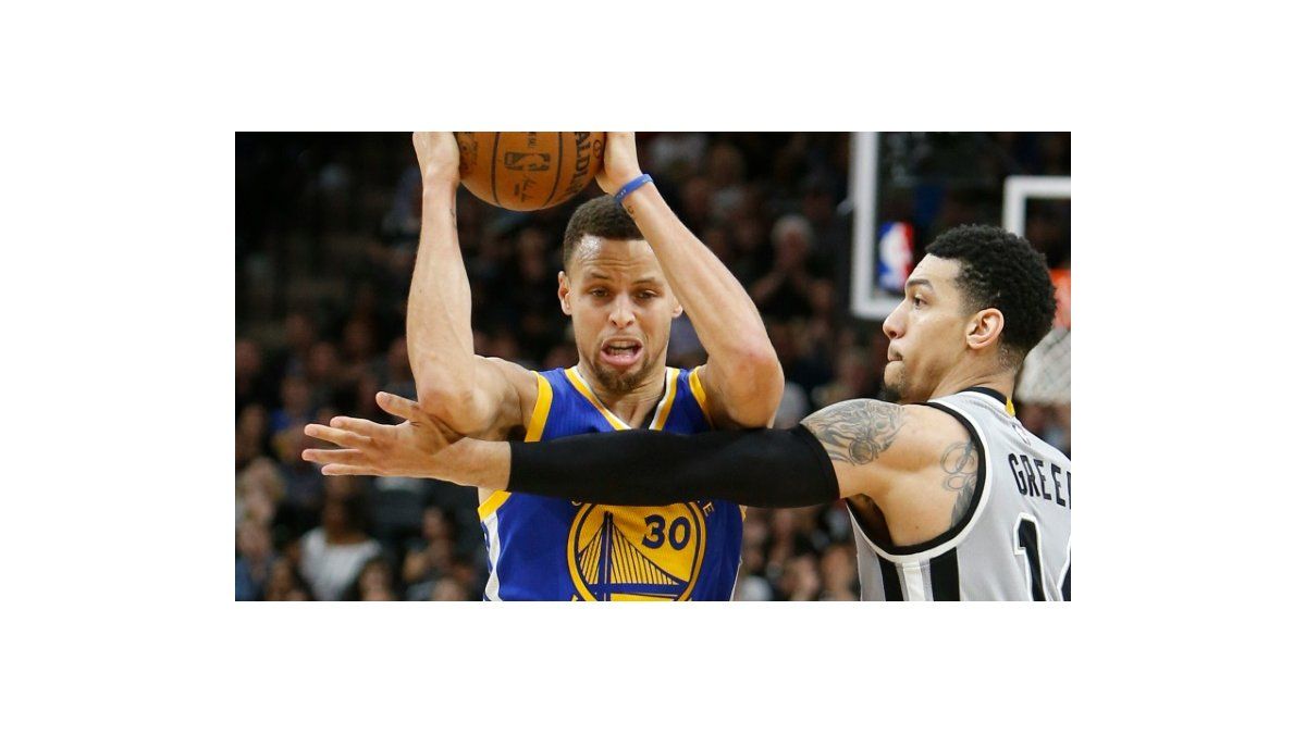 Stephen Curry sigue como líder anotador en la NBA
