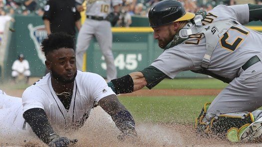 Cátcher veterano Lucroy firma contrato con Angelinos