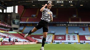 Manchester United vence al Aston Villa y retrasa el título del City