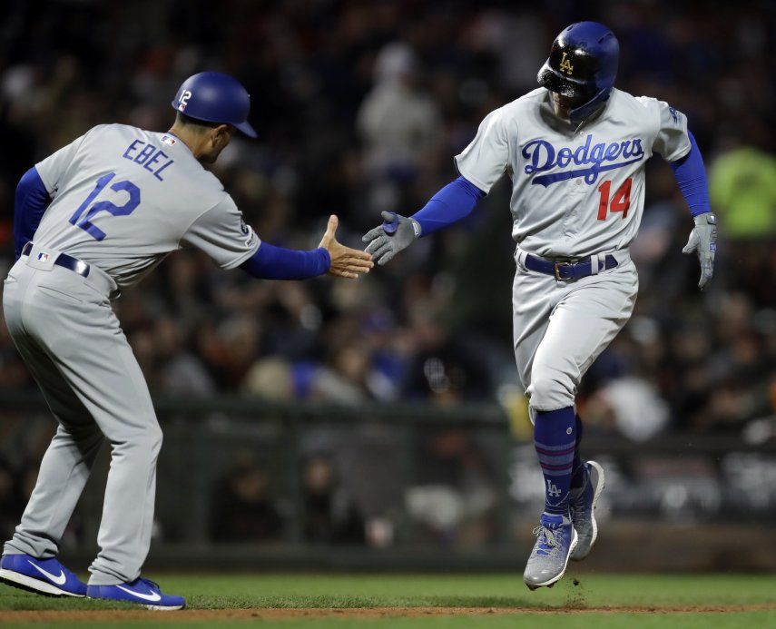 Freese y Turner jonronean y Dodgers vencen a Gigantes 10-3