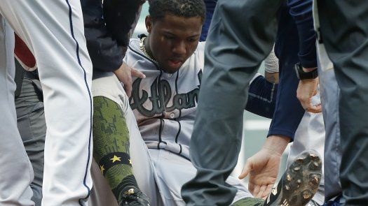 Bravos vence 7-1 a Medias Rojas pero Acuña sale lesionado