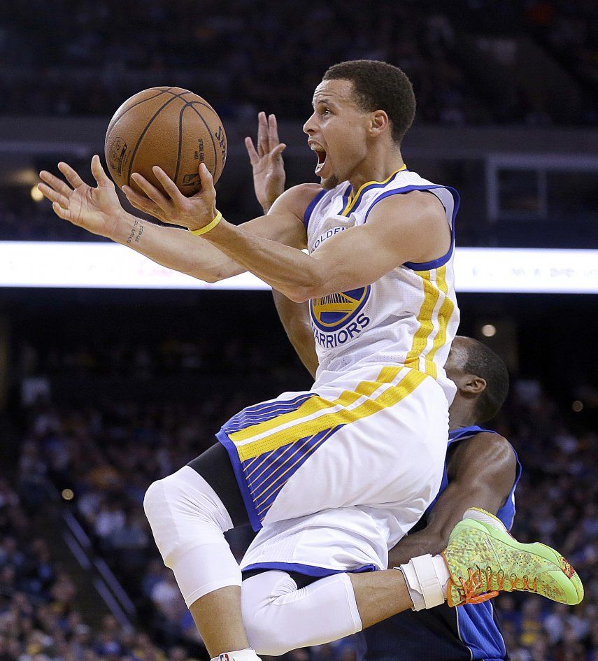Curry anota 22 , Warriors aplastan 109-89 a los Mavs