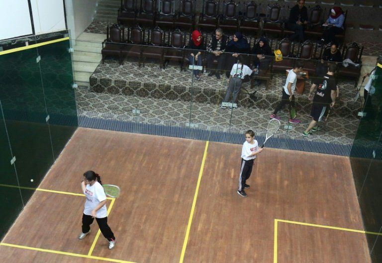 Lejos de la guerra, jóvenes refugiadas sirias se liberan con el squash