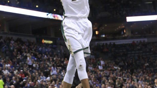 Antetokounmpo guía triunfo de Bucks ante Twolves