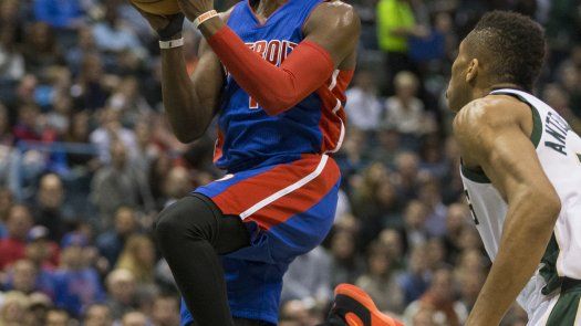 Pistons liquidan con triples al vencer a Bucks