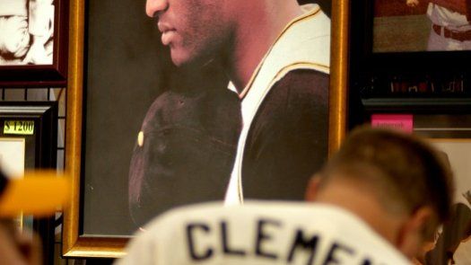 Con más votos que Babe Ruth, foto de Clemente colgará en museo de Washington