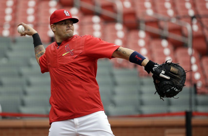 Salvo Lackey para primer juego, Cardenales esconden cartas