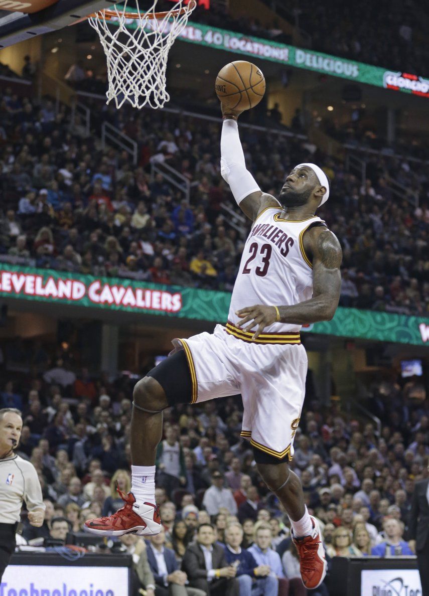 Tras recriminarse, LeBron brilla