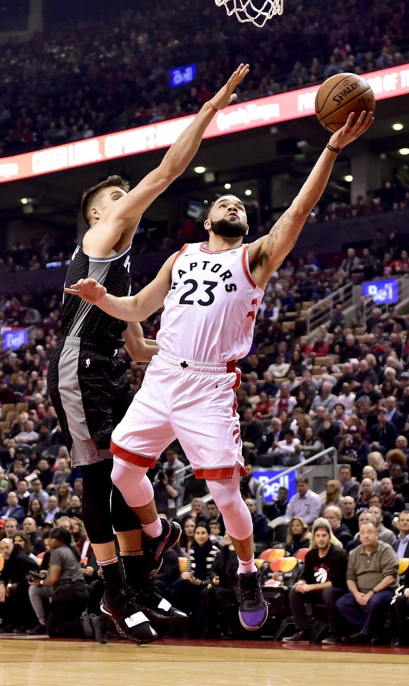 Lowry y VanVleet guían a Raptors sobre Kings, 120-105