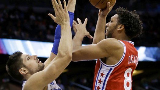 Okafor anota 20 y 76ers doblegan al Magic