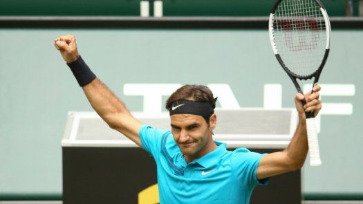 Federer salva dos bolas de partido y vence al francés Paire