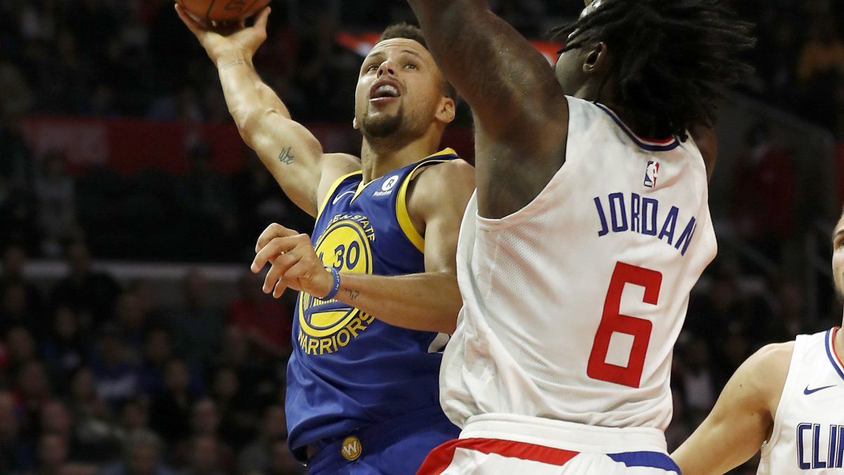Curry aporta 31 puntos a paliza de Warriors sobre Clippers