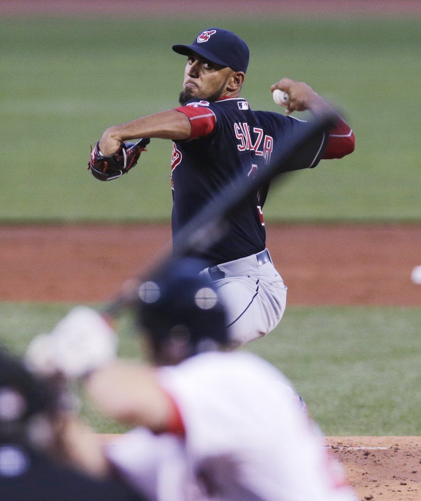 Salazar aquieta bates de Boston; Cleveland gana 8-2