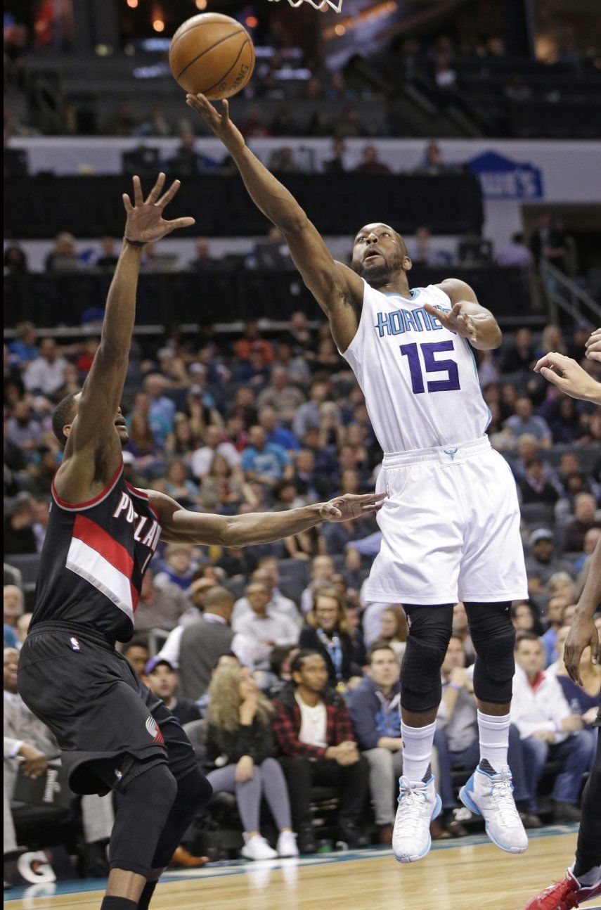 Walker, Hibbert guían victoria de Hornets ante Blazers