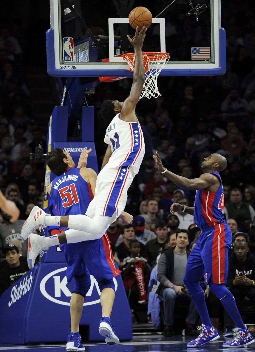 Embiid gana duelo a Drummond en victoria de 76ers