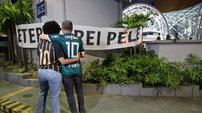 Seguidores de Pelé lloran en las puertas del hospital donde falleció Foto: AFP&nbsp;