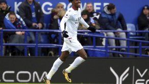 Benteke frena sequía y Crystal Palace vence a Leicester
