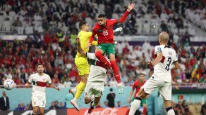 Momento en que En-Nesyri se elevó para marcar el gol que tiene ganando a Marruecos.