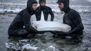 Una tabla de surf de hielo para domar las olas del círculo ártico