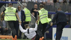 Pussy Riot se atribuye invasión de cancha en la final