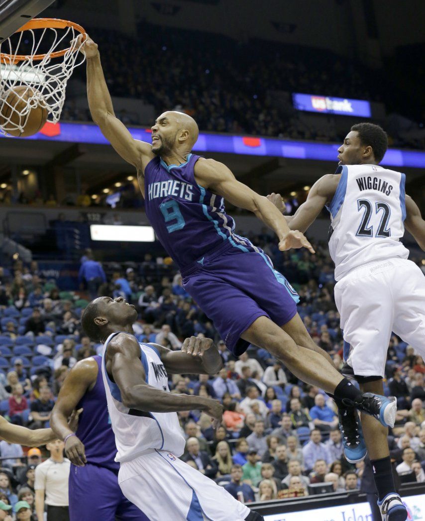 Con 24 de Mo Williams, Hornets doblegan a Wolves