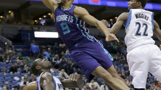 Con 24 de Mo Williams, Hornets doblegan a Wolves