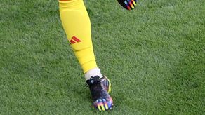 Qatar 2022: Neuer con botines y Ministra alemana con brazalete, lucen colores Arcoíris