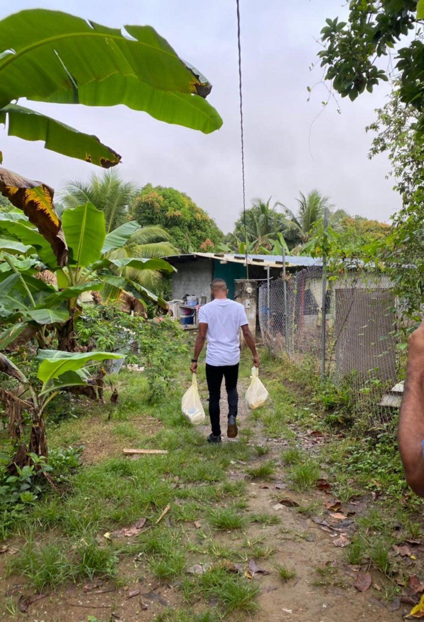 César Yanis regala sonrisas a familias panameñas.