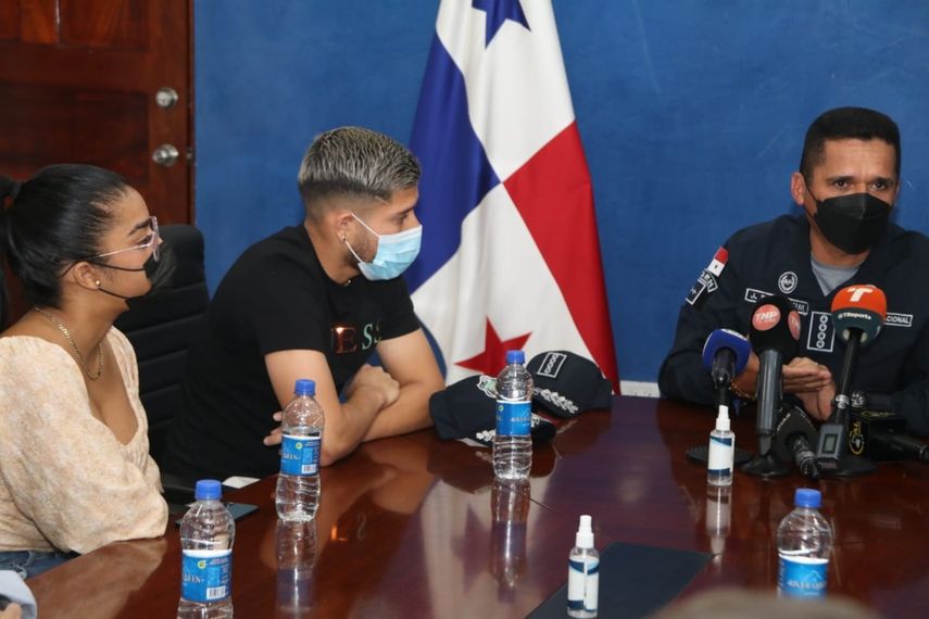 Cristian Martínez junto a su pareja y la Policía Nacional