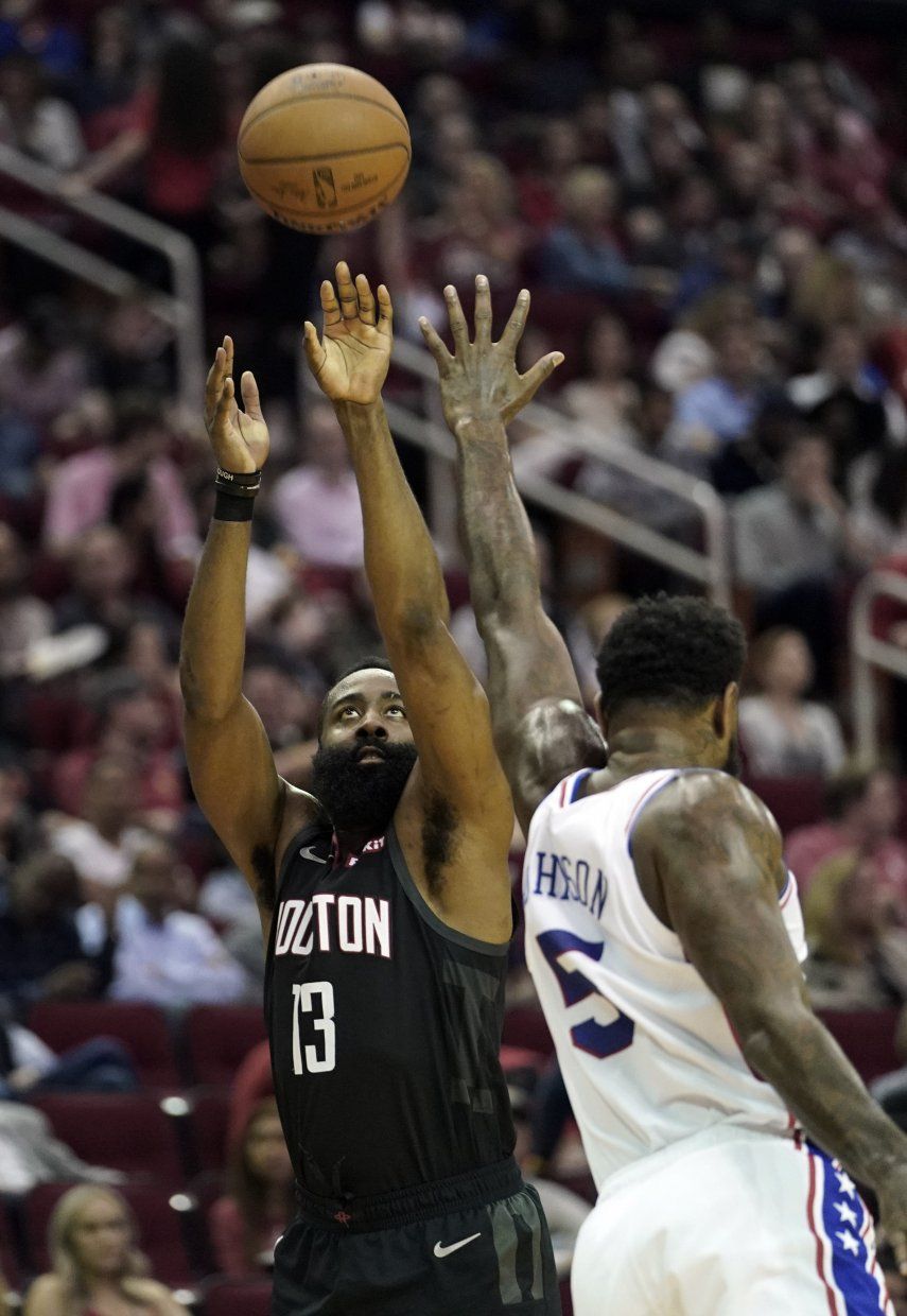 Los 31 puntos de Harden guían a Rockets sobre 76ers, 107-91