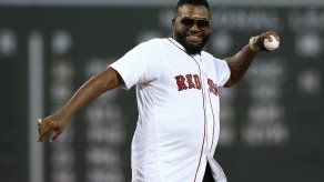 David Ortiz hace el 1er lanzamiento en Fenway Park