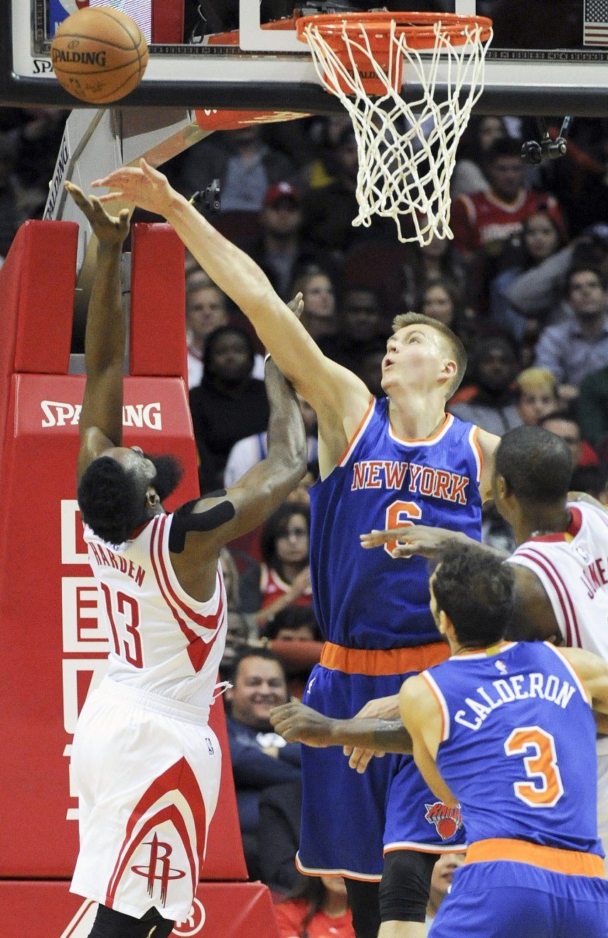 Porzingis guía a Knicks en triunfo sobre Rockets