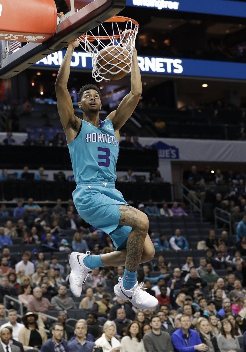 Walker y Batum guían a Hornets sobre Wizards