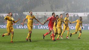 Higuaín y Buffon acercan a Juventus a la final de copa