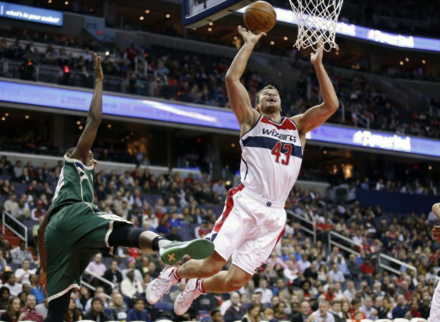 Wall suma 19 puntos y 9 asistencias; Wizards arrollan