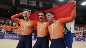 París 2024: Países Bajos gana el oro en velocidad por equipos con nuevo récord del mundo
