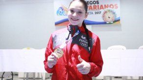 Carolena Carstens con la primera de oro para Panamá en los Bolivarianos