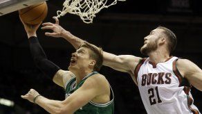 Celtics encadenan sexto triunfo tras vencer a Bucks
