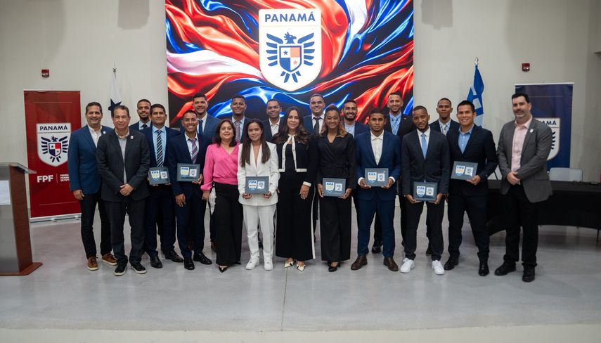 La FPF entregó gafetes FIFA y reconocimientos al arbitraje nacional