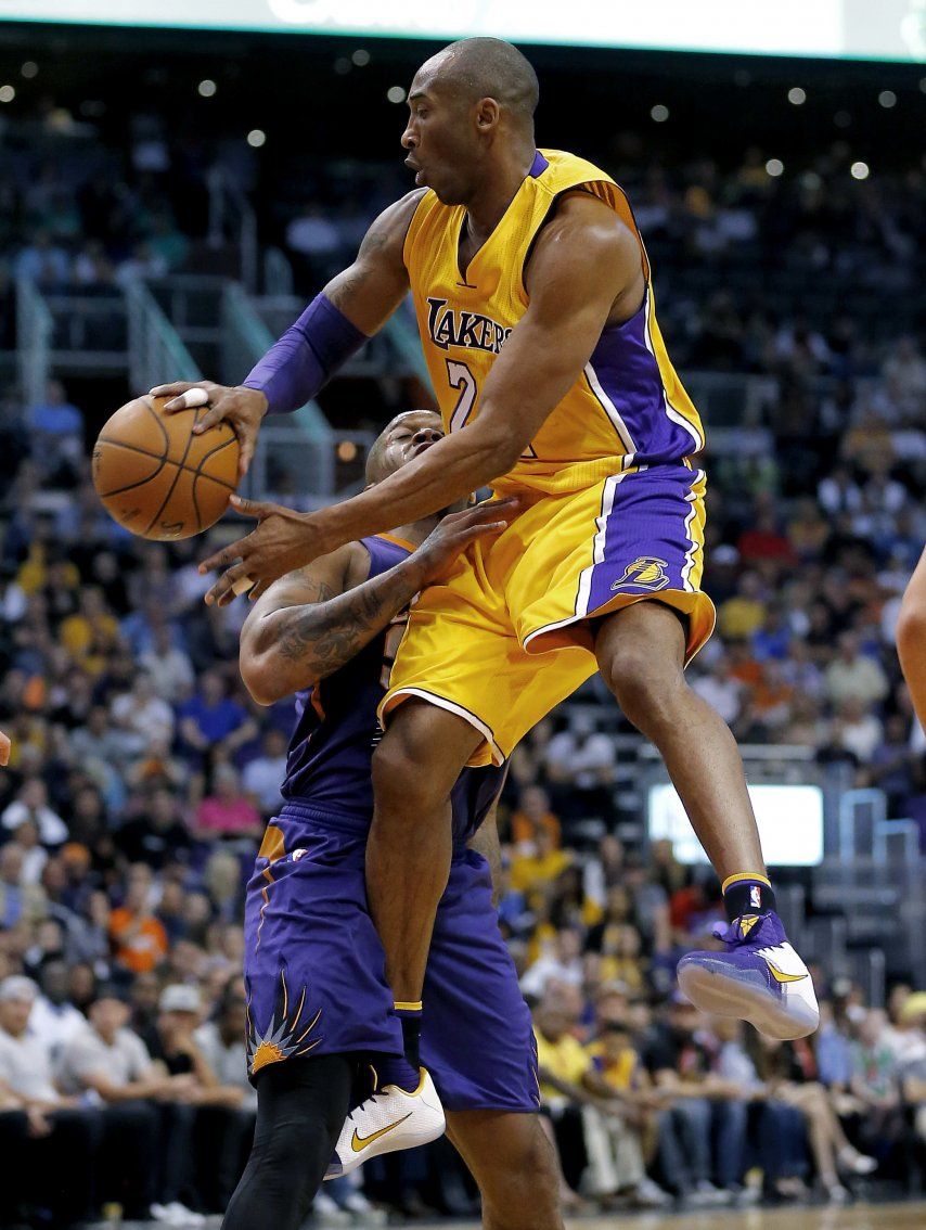 Bryant anota 17 en Phoenix, pero los Lakers pierden de nuevo