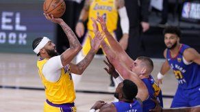 Lakers vencen a los Nuggets en primer partido de la final del Oeste